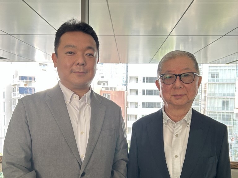 菅谷先生、加藤編集長の写真
