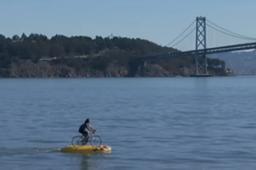 サンフランシスコ湾を水上自転車が走る