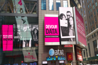T-MobileがAT&Tのショップに広告を出す