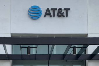 AT&Tがショップ閉鎖と人員削減